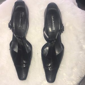 Black leather pumps by Enzo Angiolini